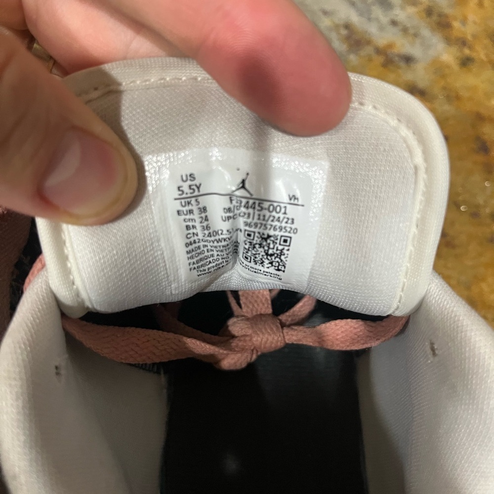 Jordan 1 low size 5.5 - Picture 6 of 9